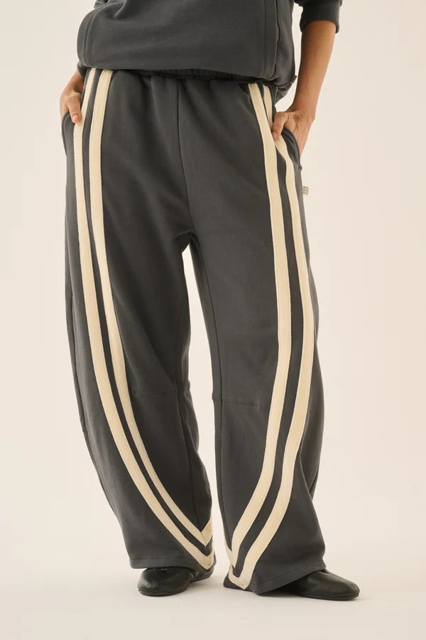 Barrel Trackpant Washed Black